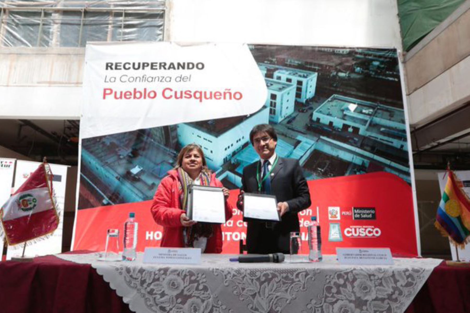 Ministra de Salud, Zulema Tomás, y el gobernador regional del Cusco, Jean Benavente, acuerdan culminación y equipamiento del hospital Antonio Lorena.
