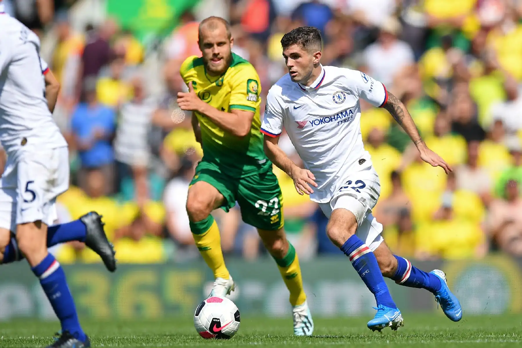 El centrocampista estadounidense Chelsea Chelsea Pulisic (R) compite con el delantero finlandés de Norwich City Teemu Pukki (C) durante el partido de fútbol de la Premier League inglesa entre Norwich City y Chelsea.
Foto: AFP