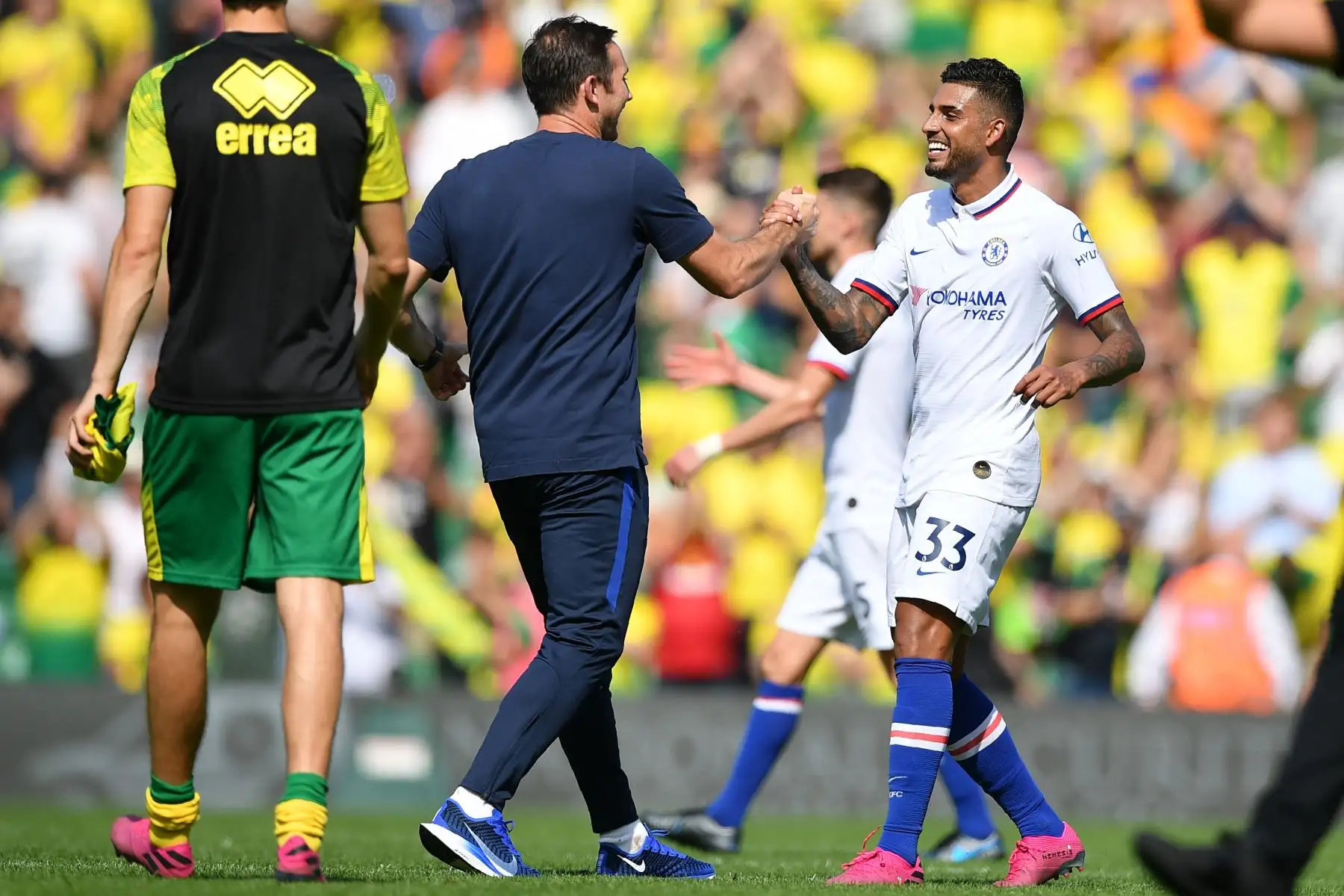 El entrenador inglés del Chelsea, Frank Lampard, celebra con el defensa brasileño-italiano del Chelsea Emerson Palmieri (R) en el campo después del partido de fútbol de la Premier League inglesa entre Norwich City y Chelsea.
Foto: AFP