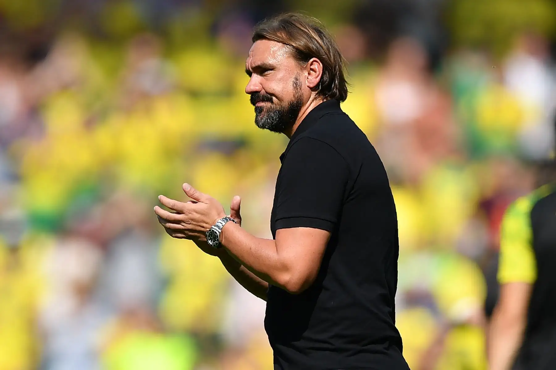 El entrenador alemán de Norwich City, Daniel Farke, aplaude a los seguidores en el campo después del partido de fútbol de la Premier League inglesa entre Norwich City y Chelsea.
Foto: AFP