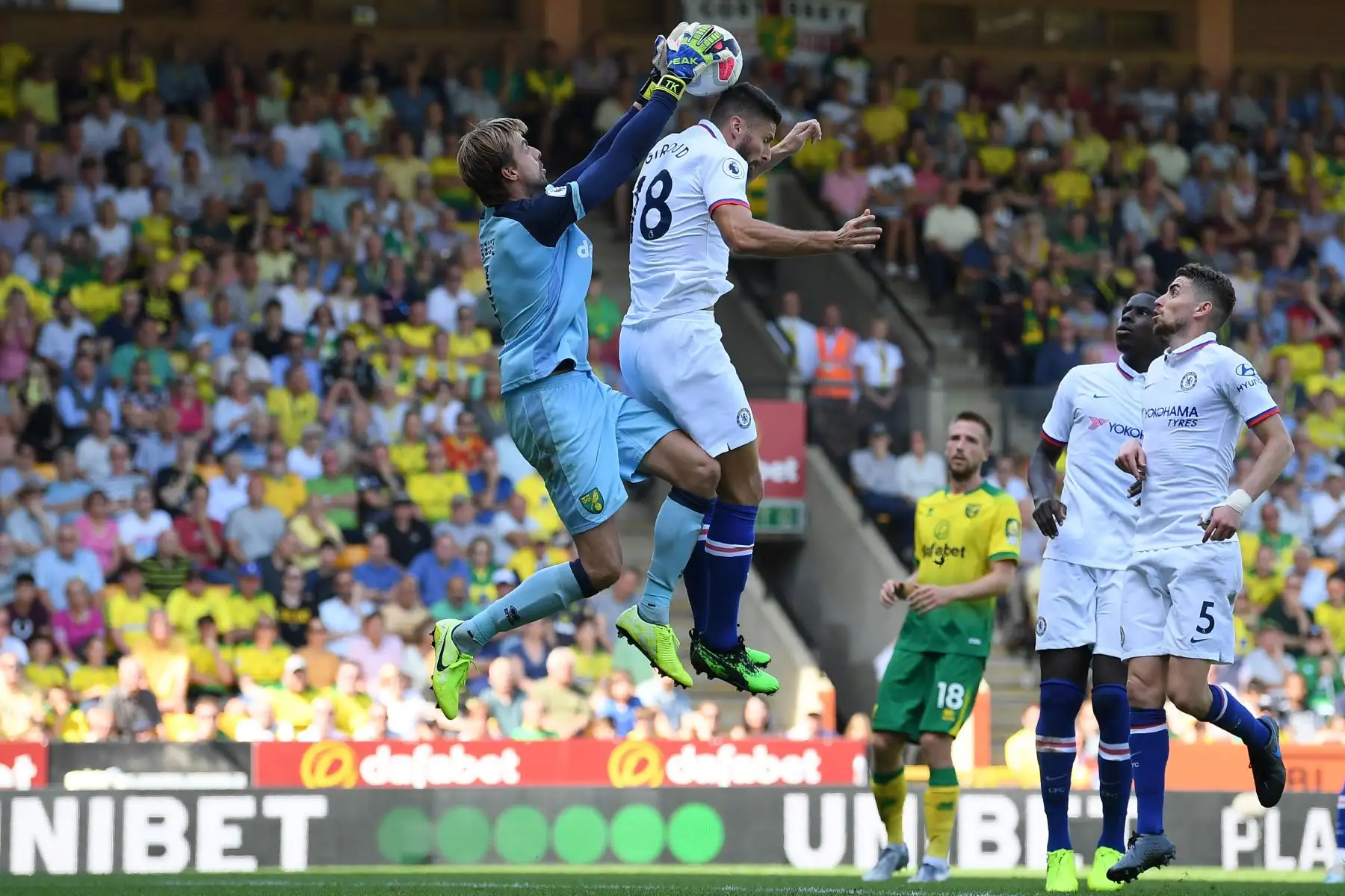 El delantero francés del Chelsea Olivier Giroud (C) comete una falta sobre el portero holandés de Norwich City Tim Krul (L) durante el partido de fútbol de la Premier League inglesa entre Norwich City y Chelsea.
Foto.AFP