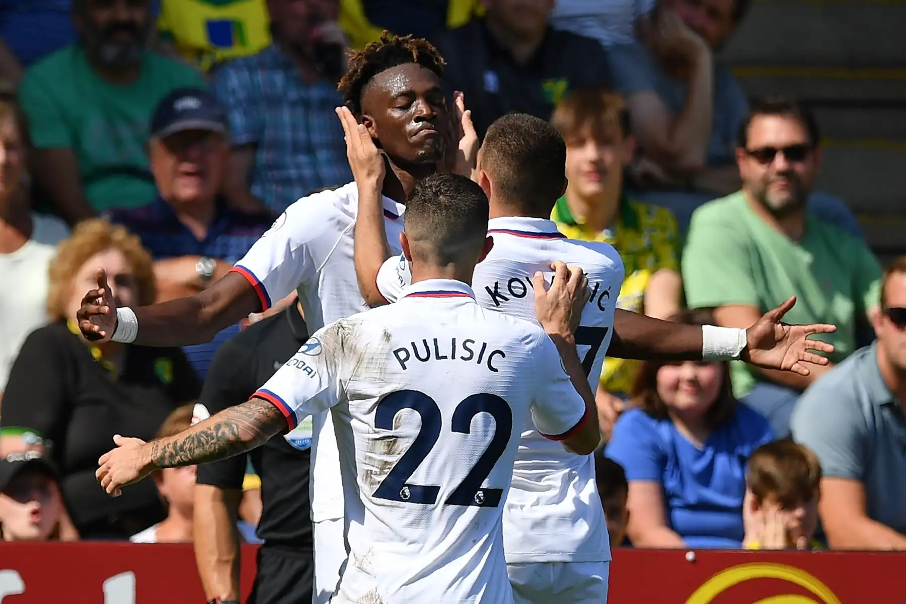 El delantero inglés del Chelsea, Tammy Abraham (C), celebra con sus compañeros de equipo después de marcar su segundo gol, el tercero del Chelsea durante el partido de fútbol de la Premier League inglesa entre Norwich City y Chelsea.
Foto: AFP