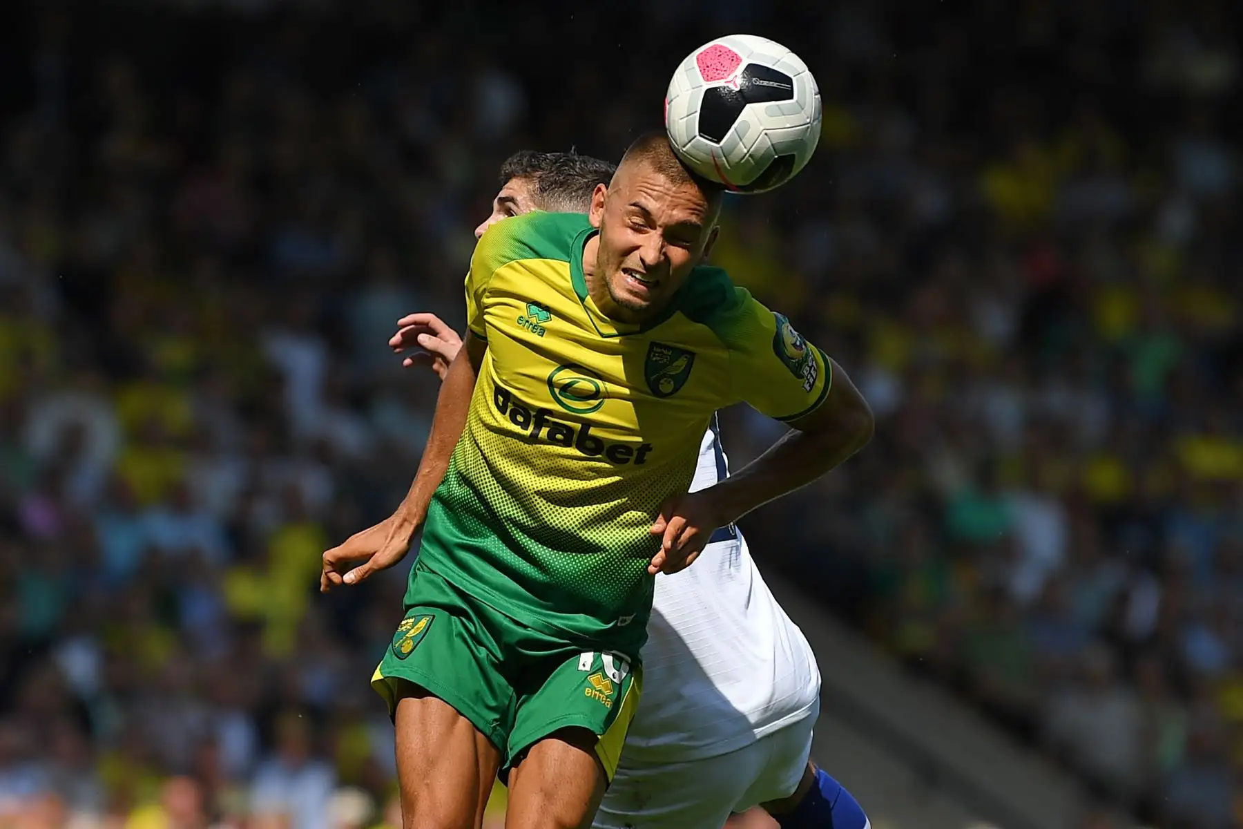 El centrocampista alemán de Norwich City Moritz Leitner gana un cabezazo bajo la presión del centrocampista estadounidense Chelsea Pulisic durante el partido de fútbol de la Premier League inglesa entre Norwich City y Chelsea.
Foto: AFP