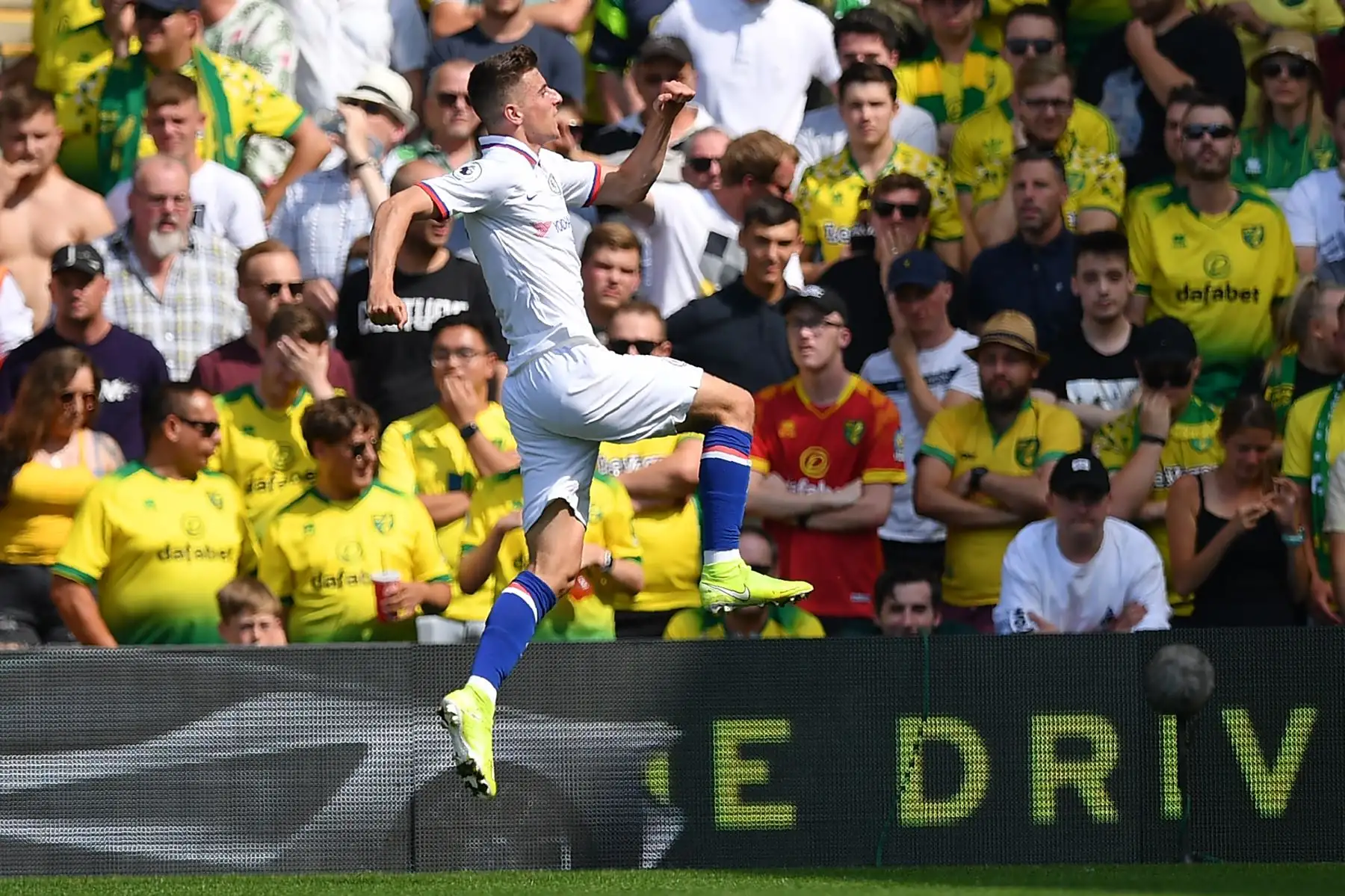 El mediocampista inglés del Chelsea, Mason Mount, celebra su segundo gol durante el partido de fútbol de la Premier League inglesa entre Norwich City y Chelsea.
Foto: AFP