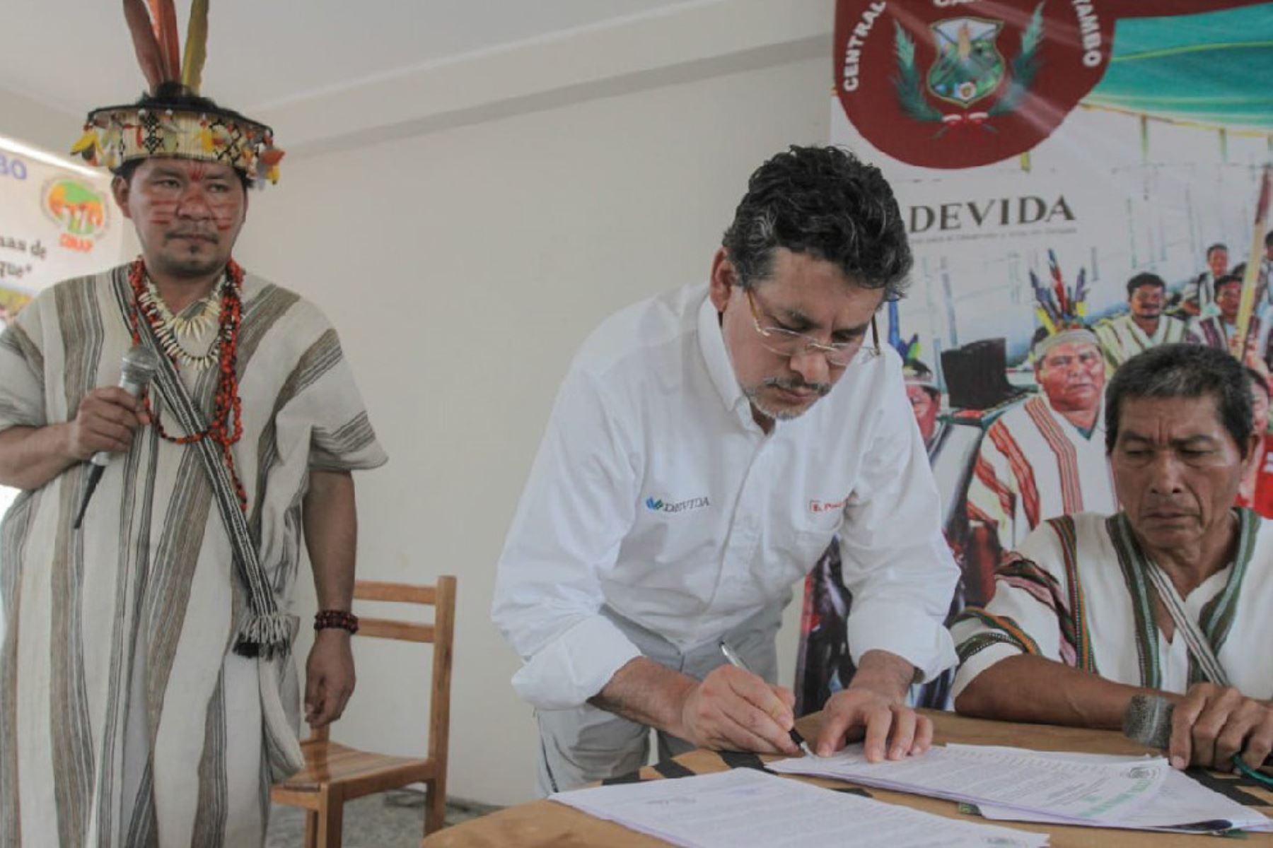 Central Asháninka de Río Tambo entregó pronunciamiento al titular de Devida, Rubén Vargas, en XXXIII Congreso Ordinario.
