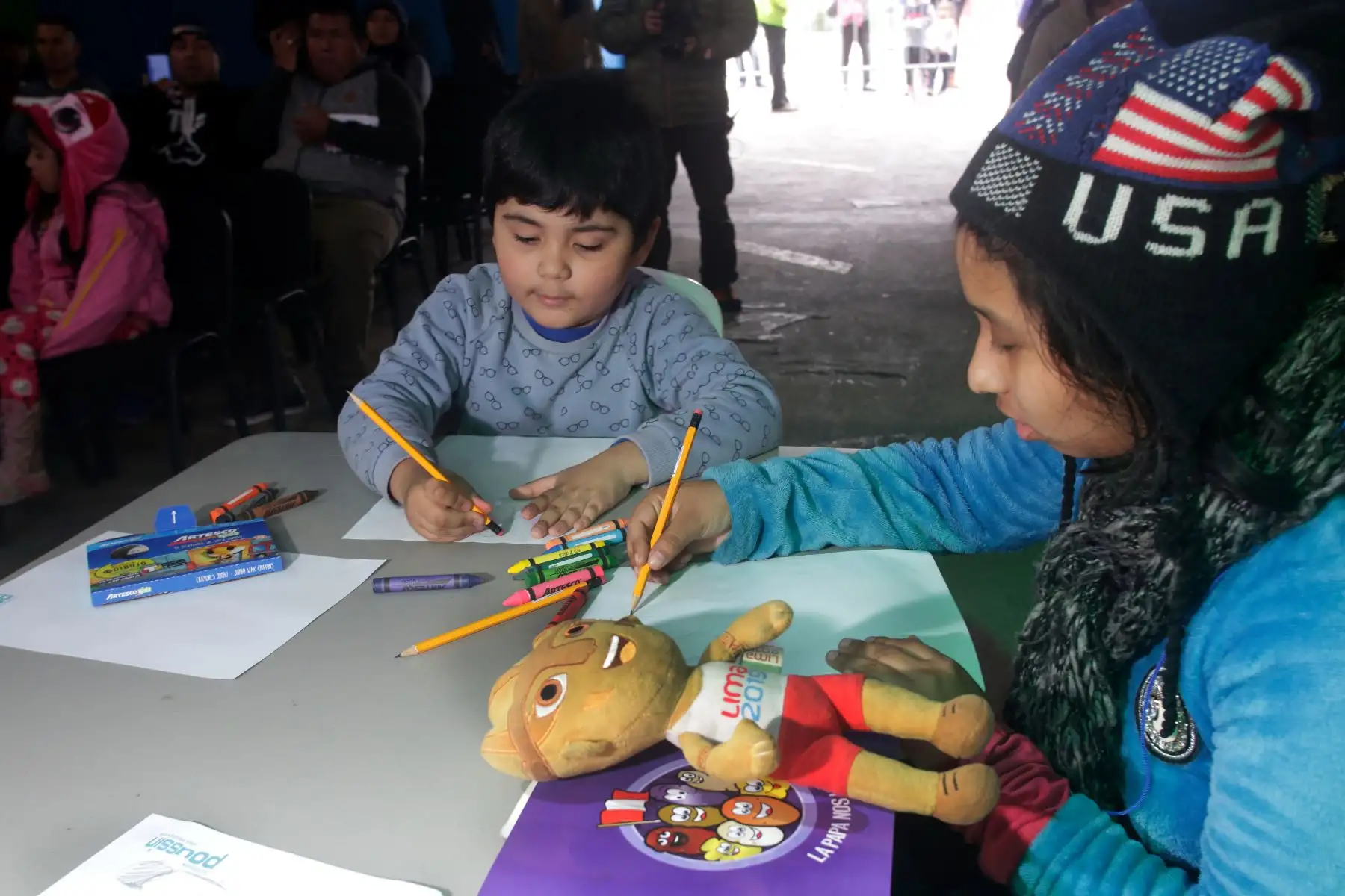 Niños y niñas  se inspiran en la mascota oficial de Lima 2019 "Milco " para crear Comics.
Foto: Lima 2019