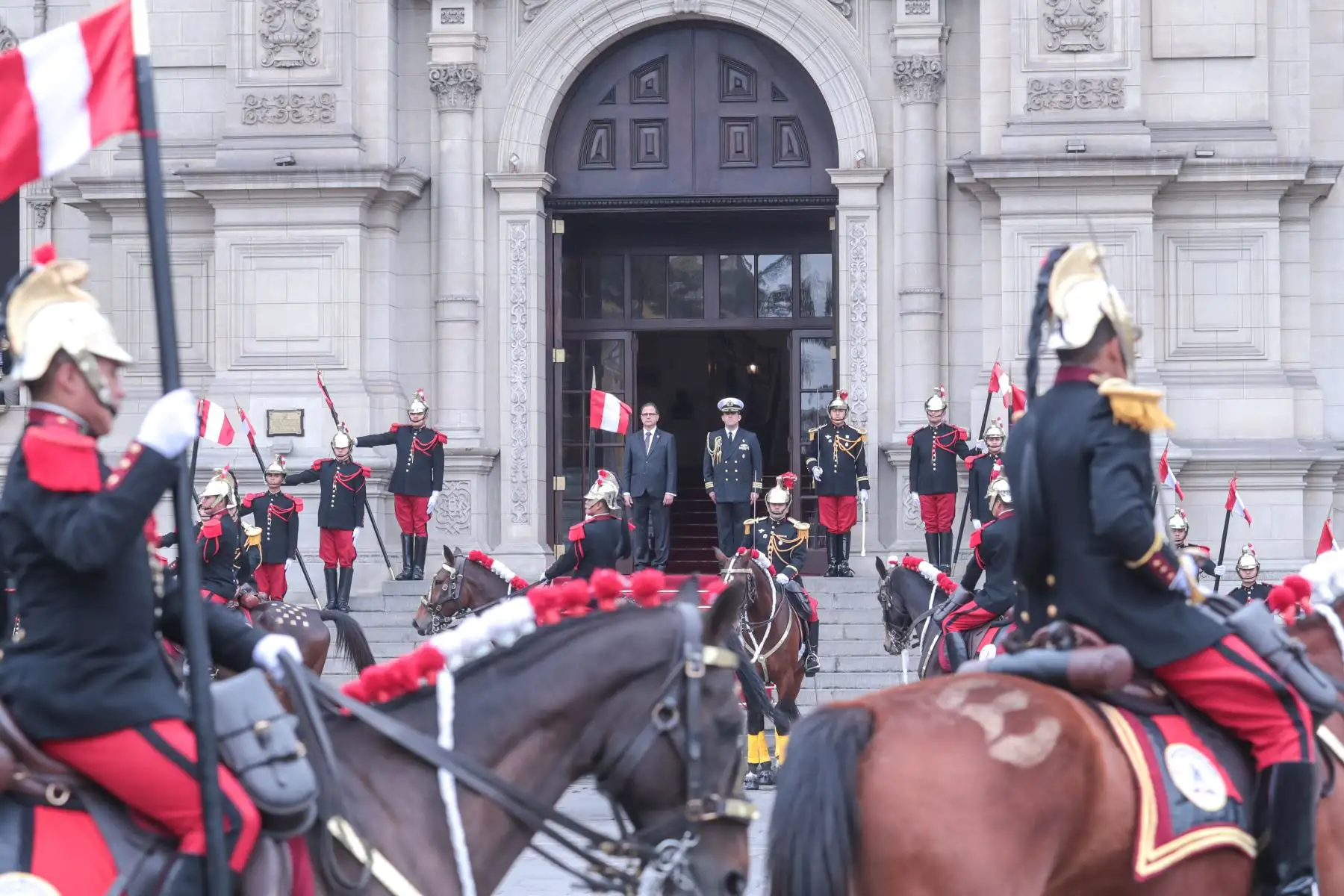 El ministro de Ministerio de Energía y Minas, Francisco Ísmodes, preside el tradicional Cambio de Guardia en el Patio de Honor de Palacio de Gobierno a cargo del regimiento de caballería Mariscal Domingo Nieto.
Foto: MINEM