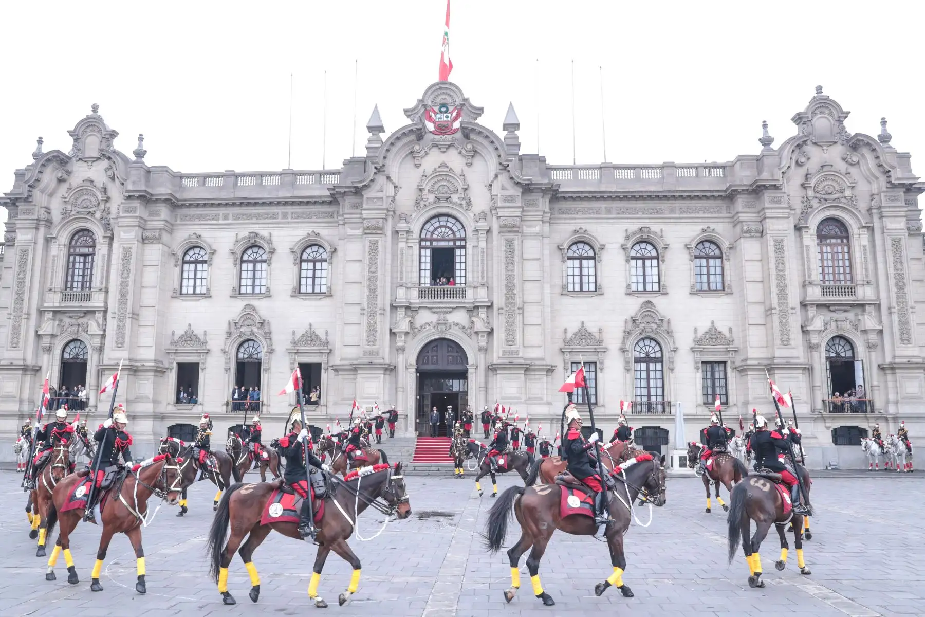 El ministro de Ministerio de Energía y Minas, Francisco Ísmodes, preside el tradicional Cambio de Guardia en el Patio de Honor de Palacio de Gobierno a cargo del regimiento de caballería Mariscal Domingo Nieto.
Foto: MINEM