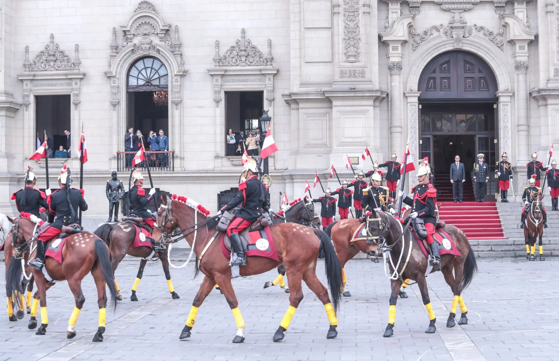 El ministro de Ministerio de Energía y Minas, Francisco Ísmodes, preside el tradicional Cambio de Guardia en el Patio de Honor de Palacio de Gobierno a cargo del regimiento de caballería Mariscal Domingo Nieto.
Foto: MINEM