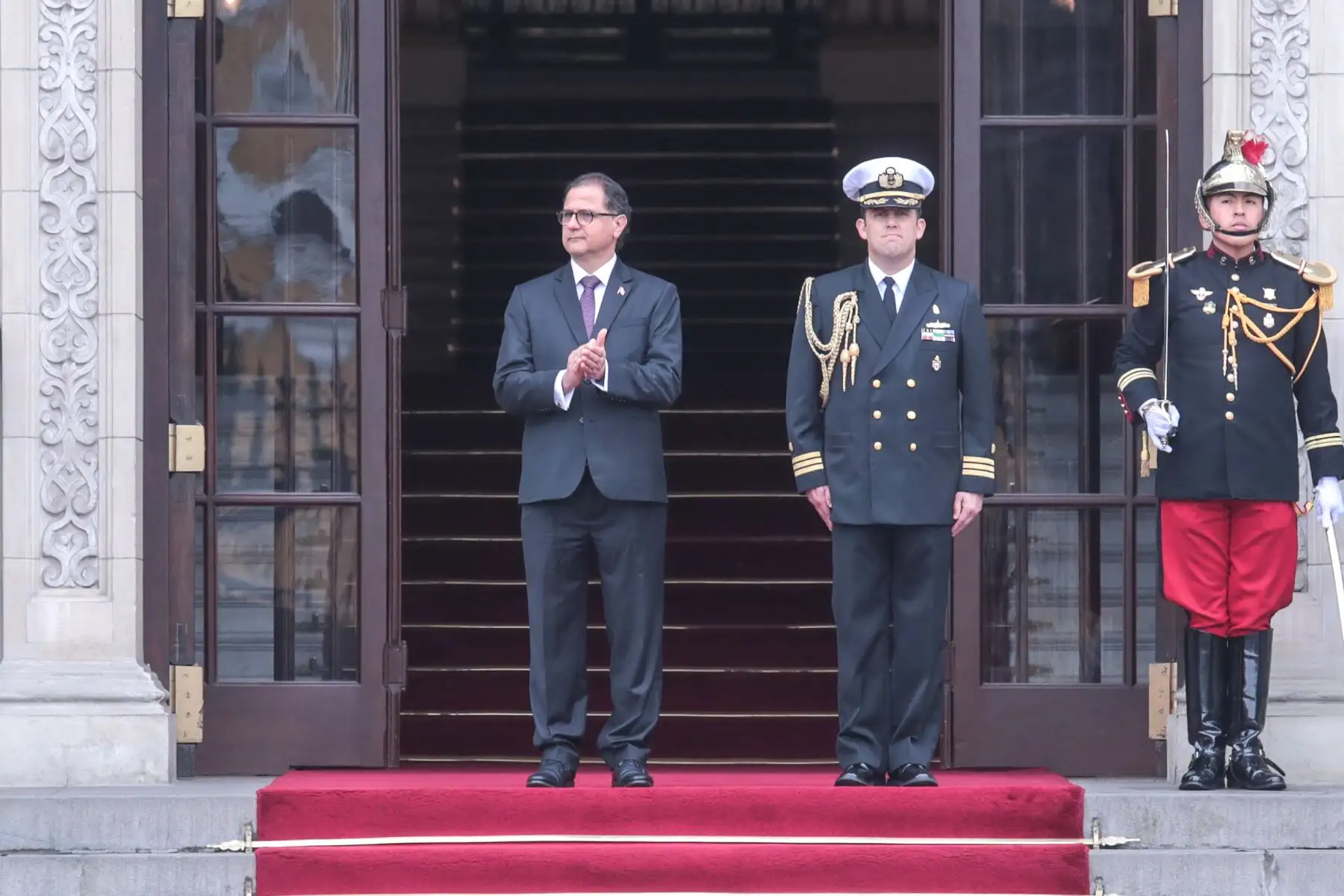 El ministro de Ministerio de Energía y Minas, Francisco Ísmodes, preside el tradicional Cambio de Guardia en el Patio de Honor de Palacio de Gobierno a cargo del regimiento de caballería Mariscal Domingo Nieto.
Foto: MINEM