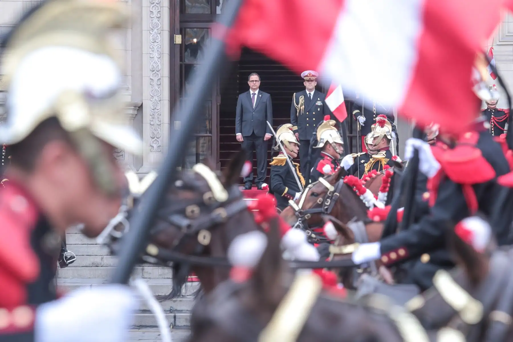 El ministro de Ministerio de Energía y Minas, Francisco Ísmodes, preside el tradicional Cambio de Guardia en el Patio de Honor de Palacio de Gobierno a cargo del regimiento de caballería Mariscal Domingo Nieto.
Foto: MINEM