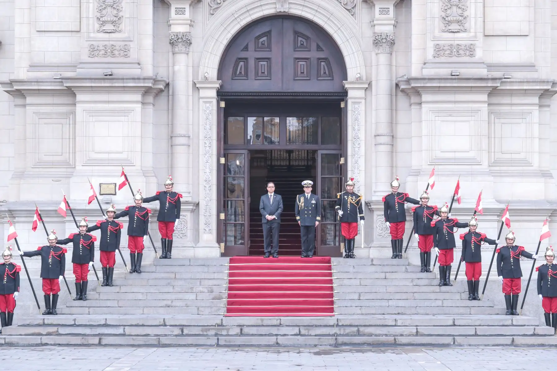 El ministro de Ministerio de Energía y Minas, Francisco Ísmodes, preside el tradicional Cambio de Guardia en el Patio de Honor de Palacio de Gobierno a cargo del regimiento de caballería Mariscal Domingo Nieto.
Foto: MINEM