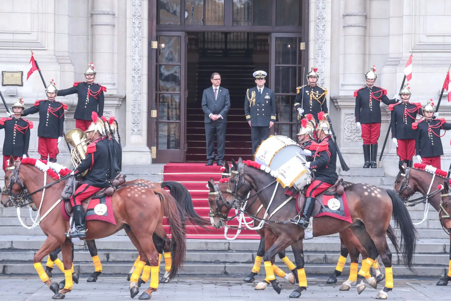 El ministro de Ministerio de Energía y Minas, Francisco Ísmodes, preside el tradicional Cambio de Guardia en el Patio de Honor de Palacio de Gobierno a cargo del regimiento de caballería Mariscal Domingo Nieto.
Foto: MINEM