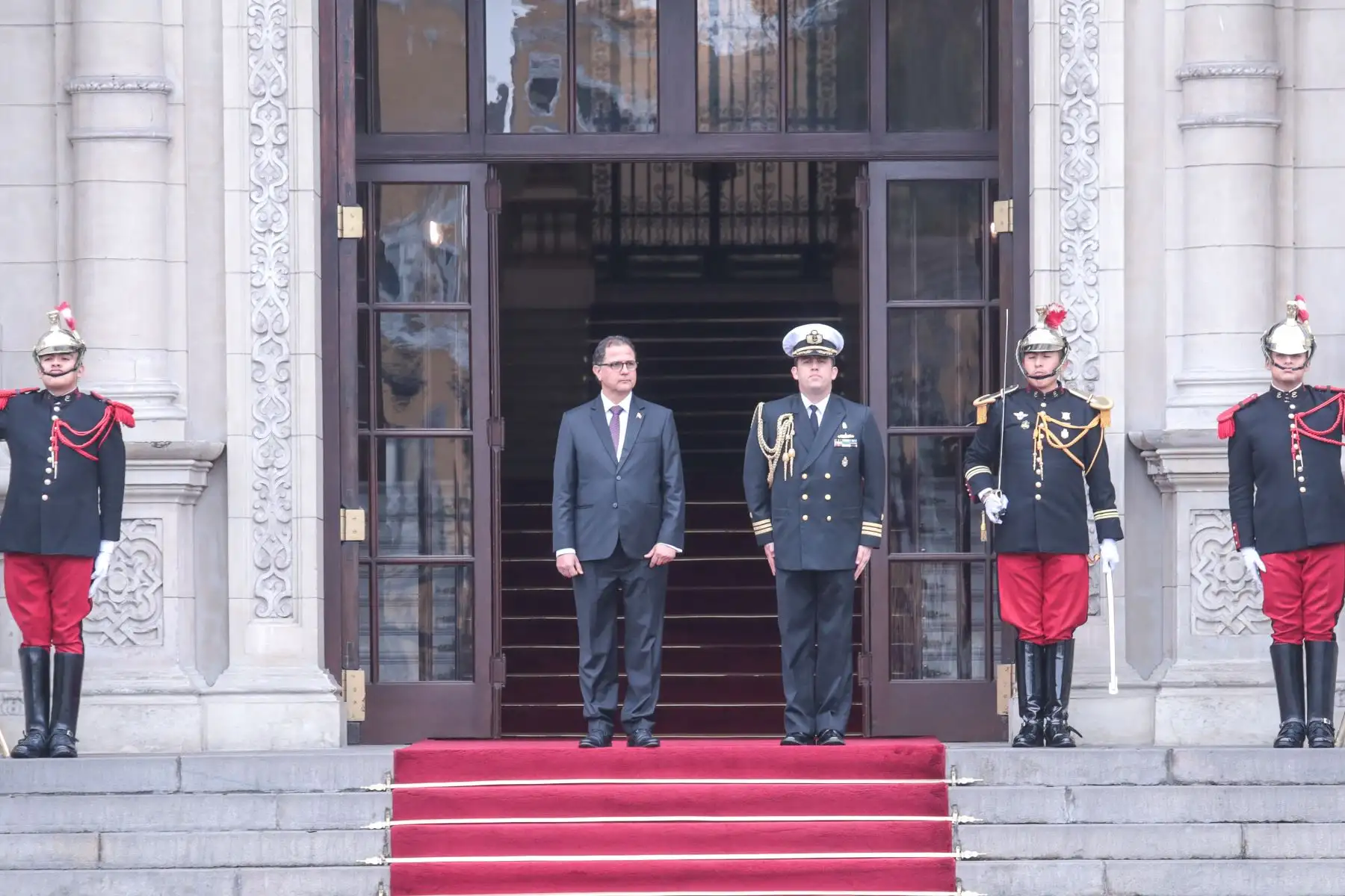 El ministro de Ministerio de Energía y Minas, Francisco Ísmodes, preside el tradicional Cambio de Guardia en el Patio de Honor de Palacio de Gobierno a cargo del regimiento de caballería Mariscal Domingo Nieto.
Foto: MINEM