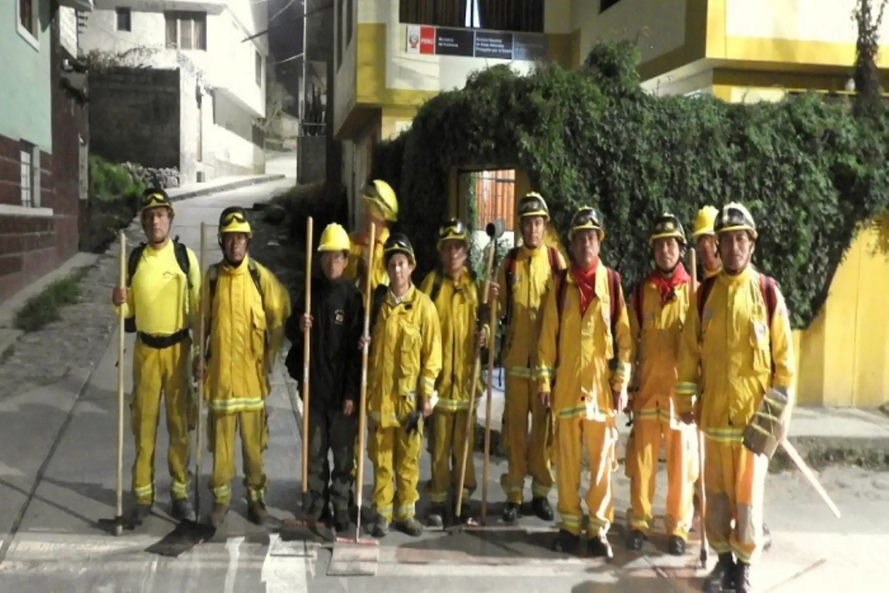 El Servicio Nacional de Áreas Naturales Protegidas por el Estado (Sernanp) movilizó a guardaparques bomberos forestales del Cusco para controlar y liquidar el incendio que persiste en el Santuario Nacional de Ampay, distrito de Tamburco, provincia de Abancay, región Apurímac.