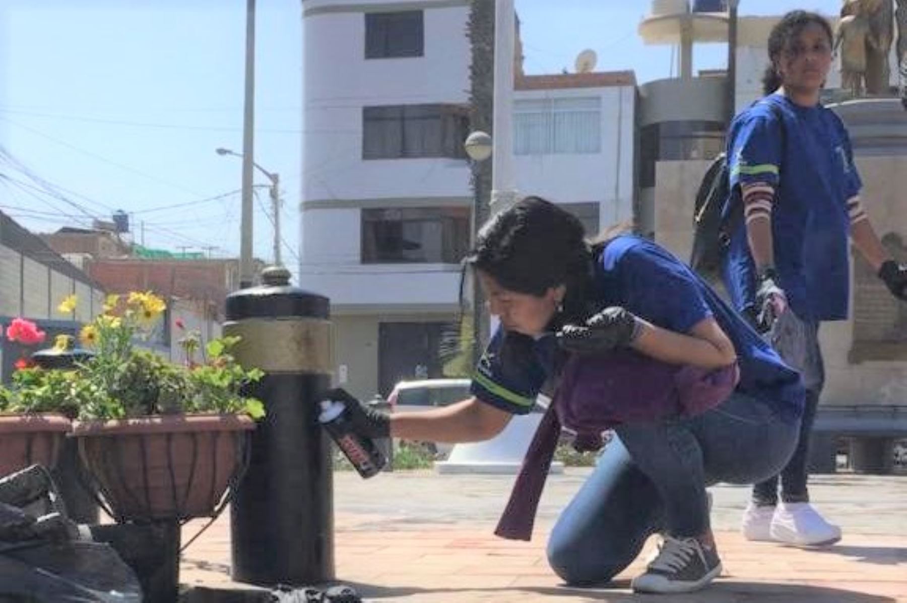 Voluntarios venezolanos remozaron y limpiaron la plaza de la Mujer de Tacna por el aniversario de la ciudad. ANDINA/Difusión