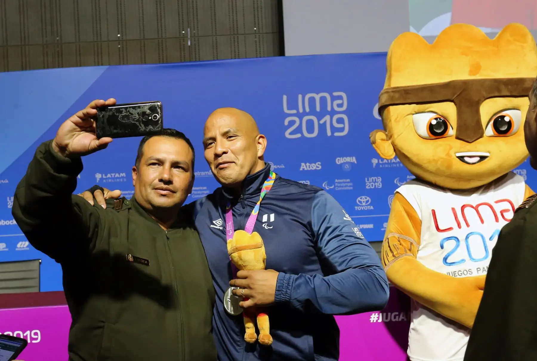 Carlos Felipa ganador de la medalla de plata en lanzamiento de bala categoría F63. Foto: ANDINA/Norman Córdova