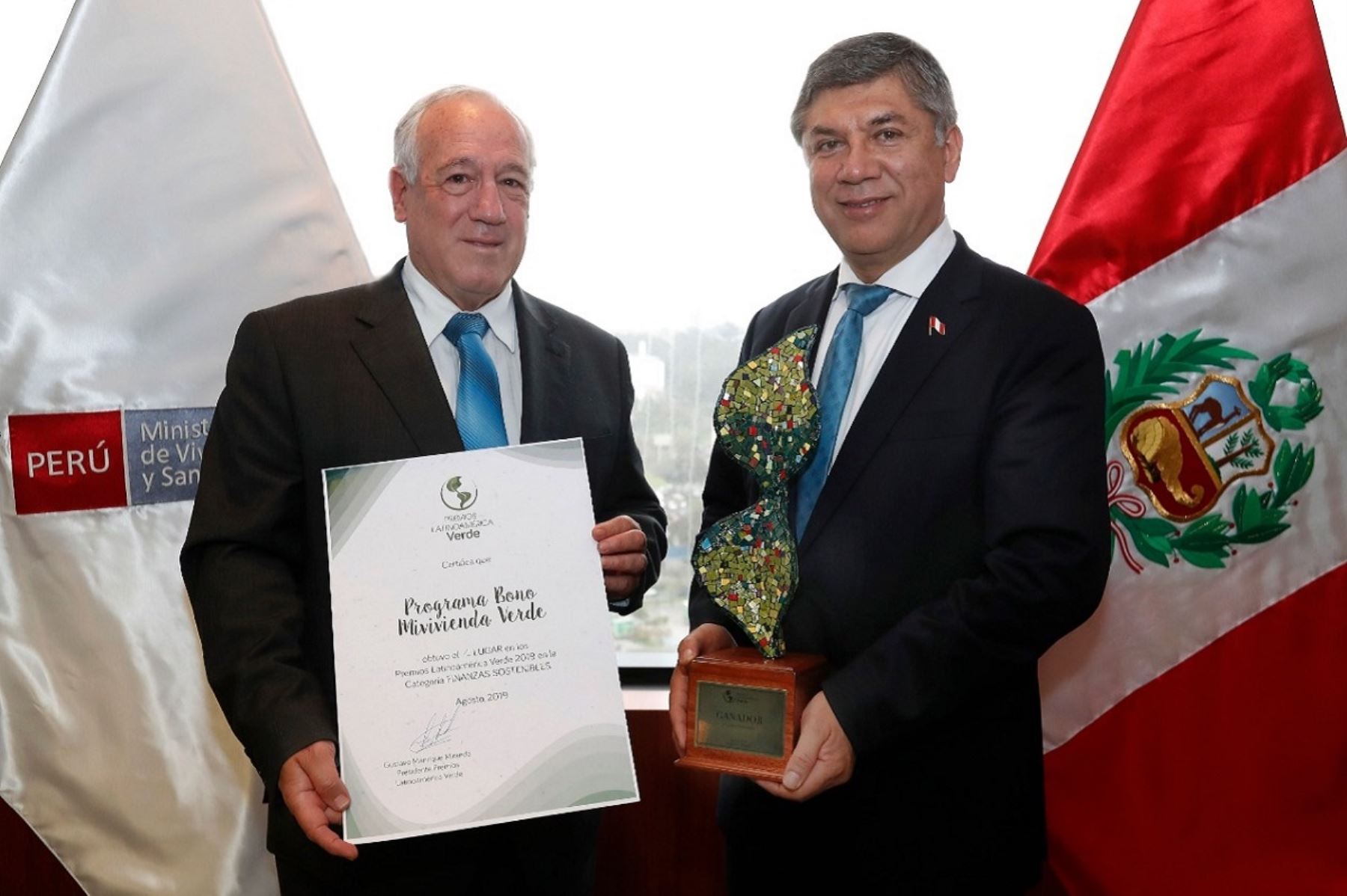 Ministro de Vivienda, Construcción y Saneamiento, Miguel Estrada presenta el premio otorgado al Bono Mivivienda Verde. Foto: Cortesía.