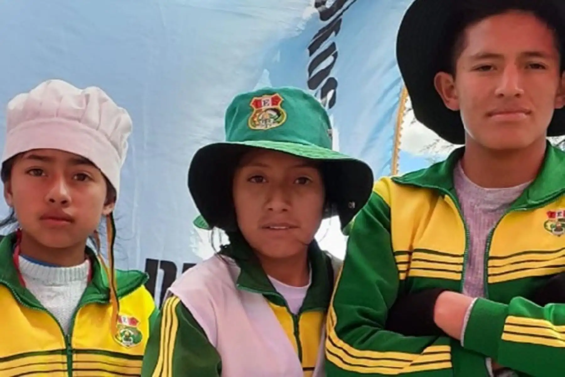 Estudiantes participaron en una feria gastronómica que busca abrir espacios de interacción económica entre los ciudadanos de Puquio y visitantes.