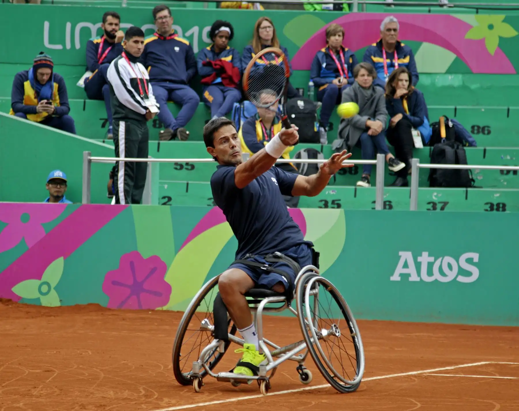 Gustavo Fernández (ARG) se enfrenta a Gustavo Carneiro (BRA) en Tenis en silla de ruedas en los Juegos Parapanamericanos Lima 2019.
Foto: ANDINA/ Lima 2019