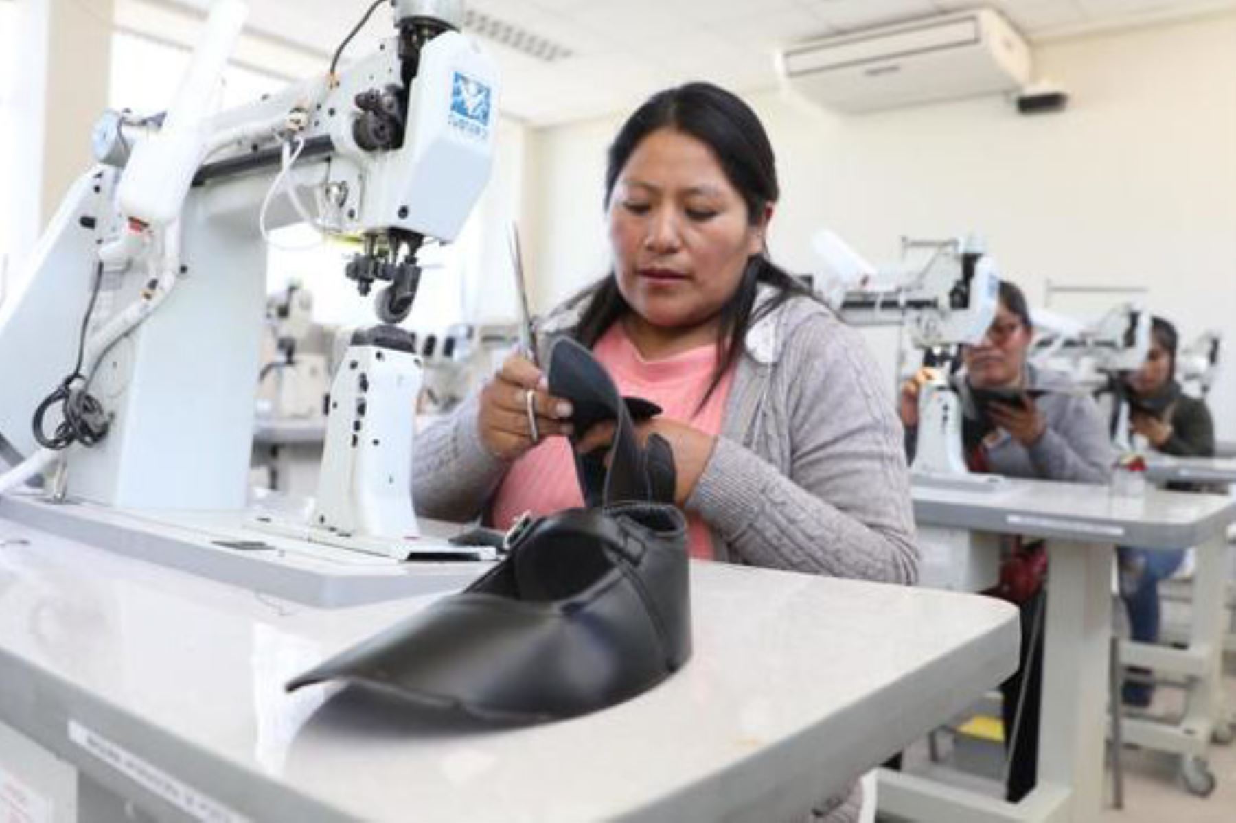 Empresarios de calzado de Arequipa comercializan sus productos en la I Expo-Feria Mariano Melgar, organizada por el municipio distrital.