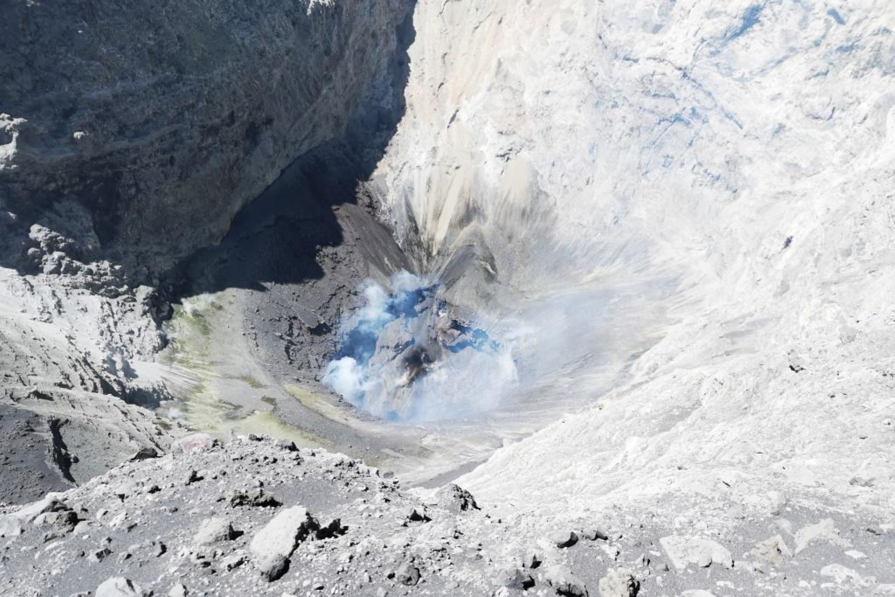 Brigada de especialistas del Ingemmet ascendió hasta el cráter del volcán Ubinas, ubicado en la región Moquegua. Foto: ANDINA/Ingemmet