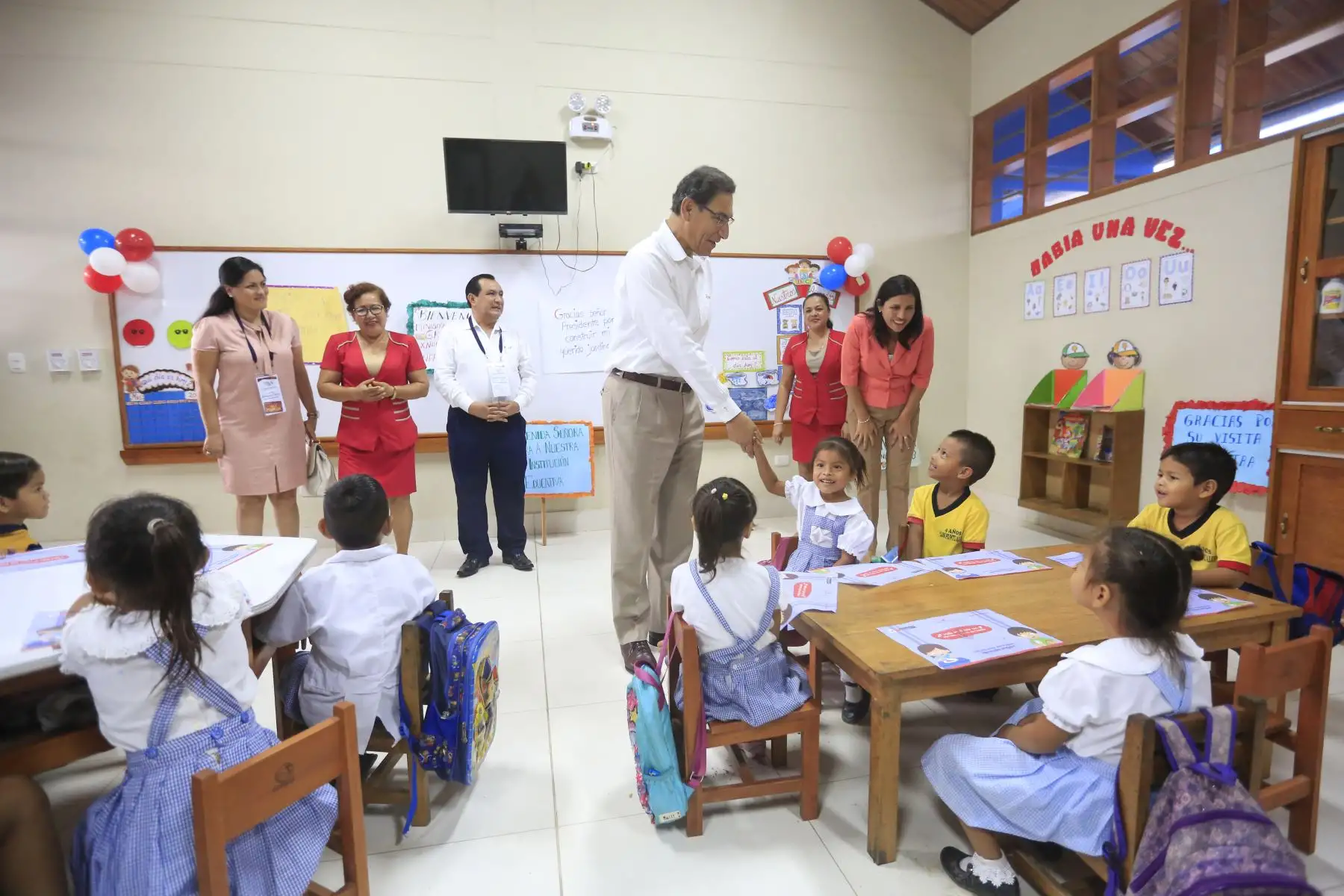 Presidente Vizcarra y ministra de Educación, Flor Pablo visitan la institución educativa Jose Galvez en Pucallpa.  Foto: ANDINA/Prensa Presidencia