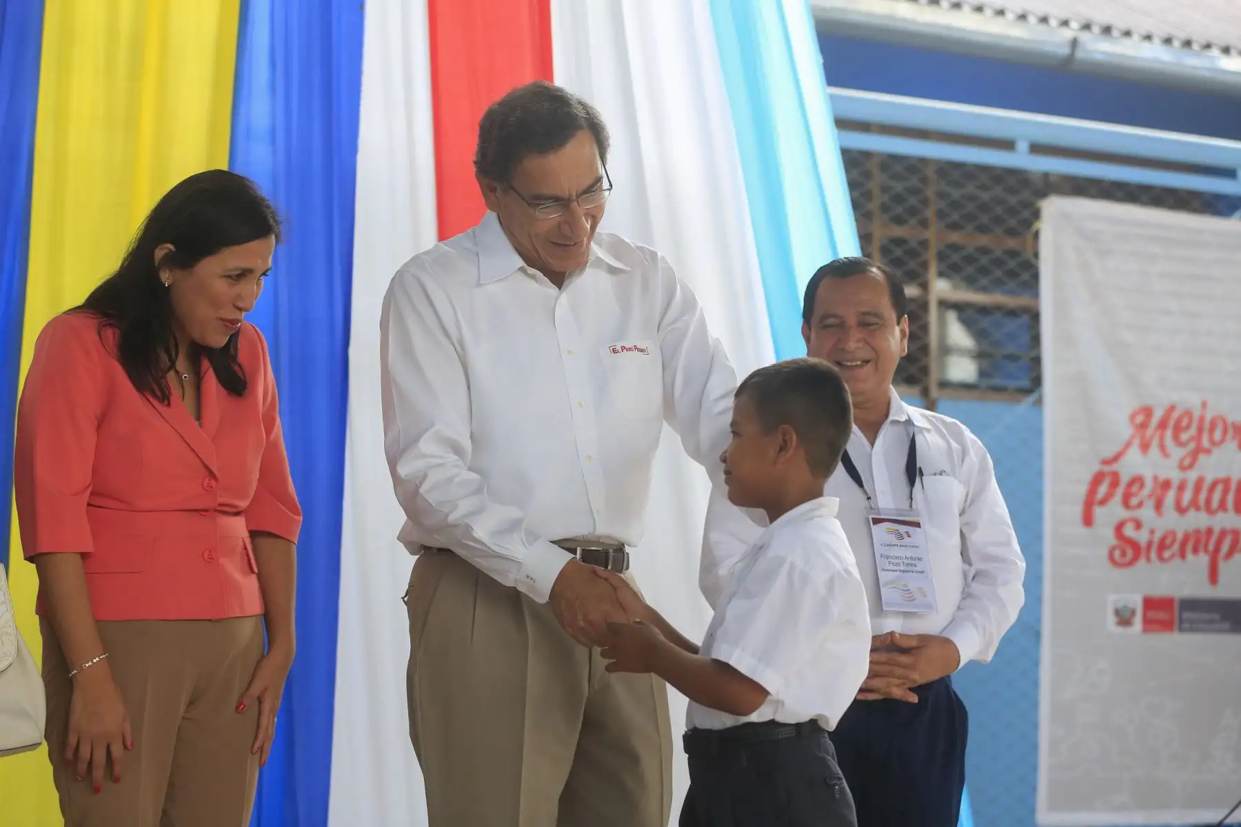 Presidente Vizcarra y ministra de Educación, Flor Pablo visitan la institución educativa Jose Galvez en Pucallpa.  Foto: ANDINA/Prensa Presidencia
