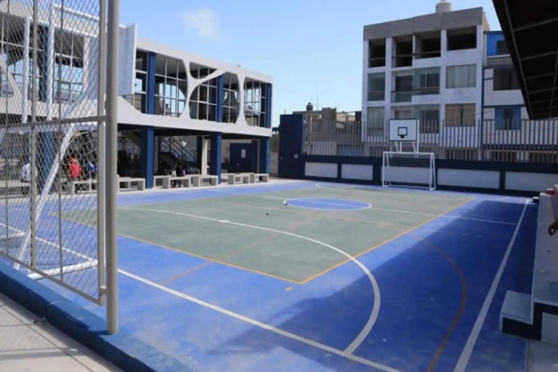 La Municipalidad Provincial del Santa, en la región Áncash, apuesta por implementar en la ciudad de Chimbote el sistema de iluminación en las losas y complejos deportivos de la ciudad, a través de paneles solares, a fin de ahorrar recursos de la comuna y contribuir al cuidado del medio ambiente.