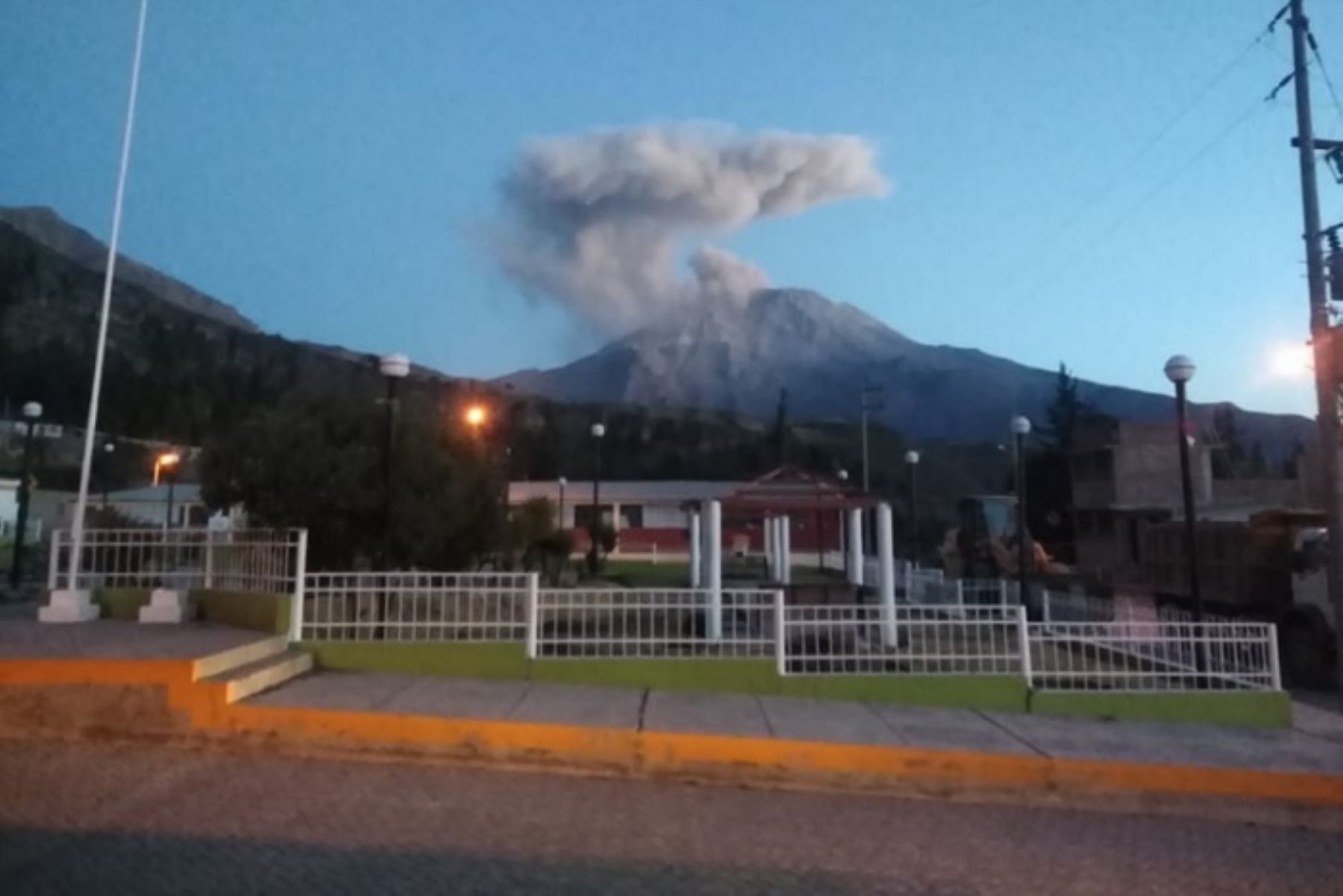 Cenizas por explosiones del volcán Ubinas (Moquegua) han caído sobre las carpas instaladas en el albergue de Anascapa. Foto: ANDINA/Difusión