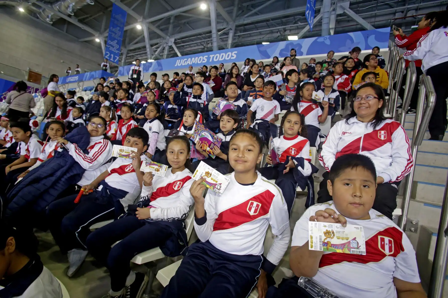 Colegios asisten a las competencias de natación en el Centro Acuático de los Parapanamericanos, alentaron al Peruano Harrison Linares. Foto: ANDINA/ Lima 2019