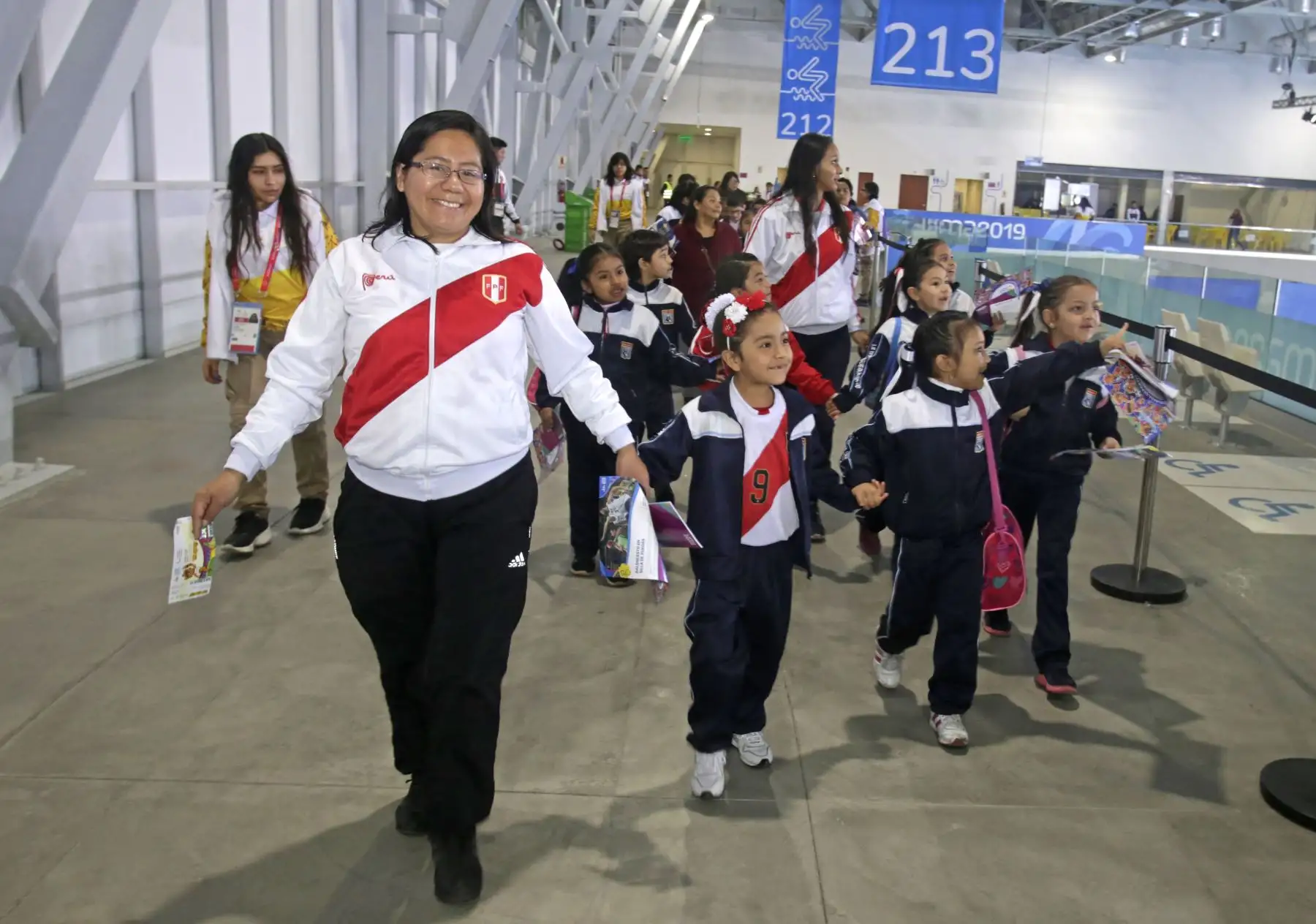 Colegios asisten a las competencias de natación en el Centro Acuático de los Parapanamericanos, alentaron al Peruano Harrison Linares. Foto: ANDINA/ Lima 2019