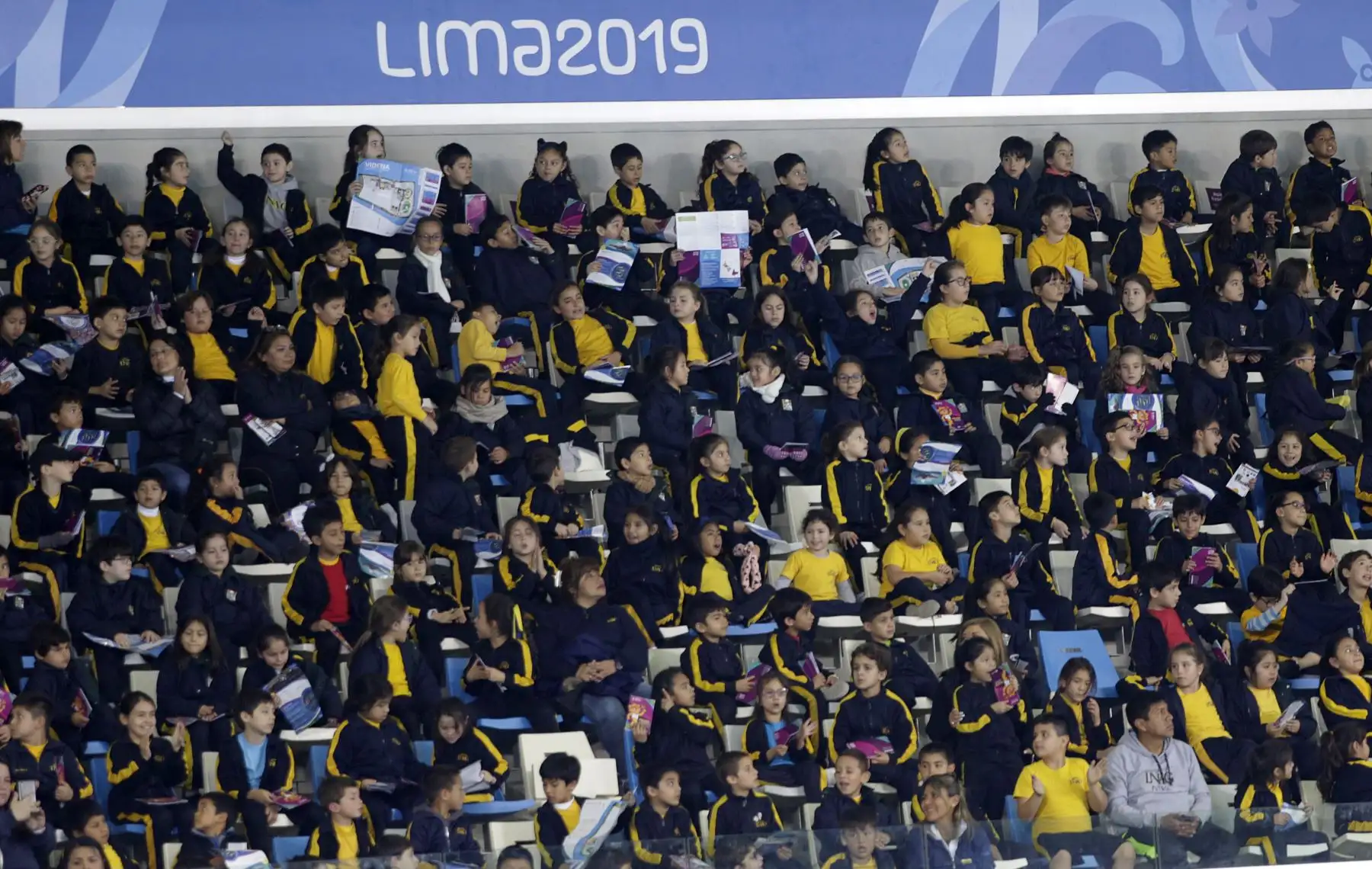 Colegios asisten a las competencias de natación en el Centro Acuático de los Parapanamericanos, alentaron al Peruano Harrison Linares. Foto: ANDINA/ Lima 2019
