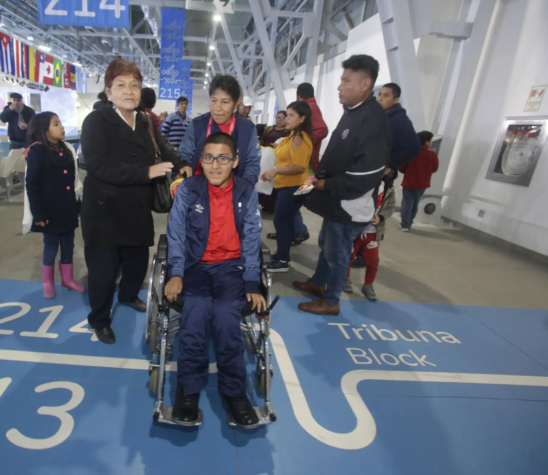 Colegios asisten a las competencias de natación en el Centro Acuático de los Parapanamericanos, alentaron al Peruano Harrison Linares. Foto: ANDINA/ Lima 2019