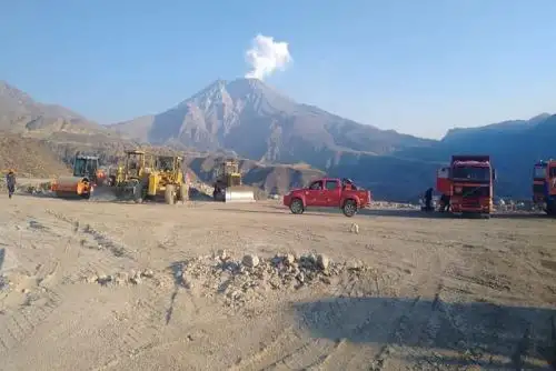 En unas siete hectáreas de terreno se instala el albergue de Siraguaya, adonde se evacuarán los pobladores de Ubinas (Moquegua).