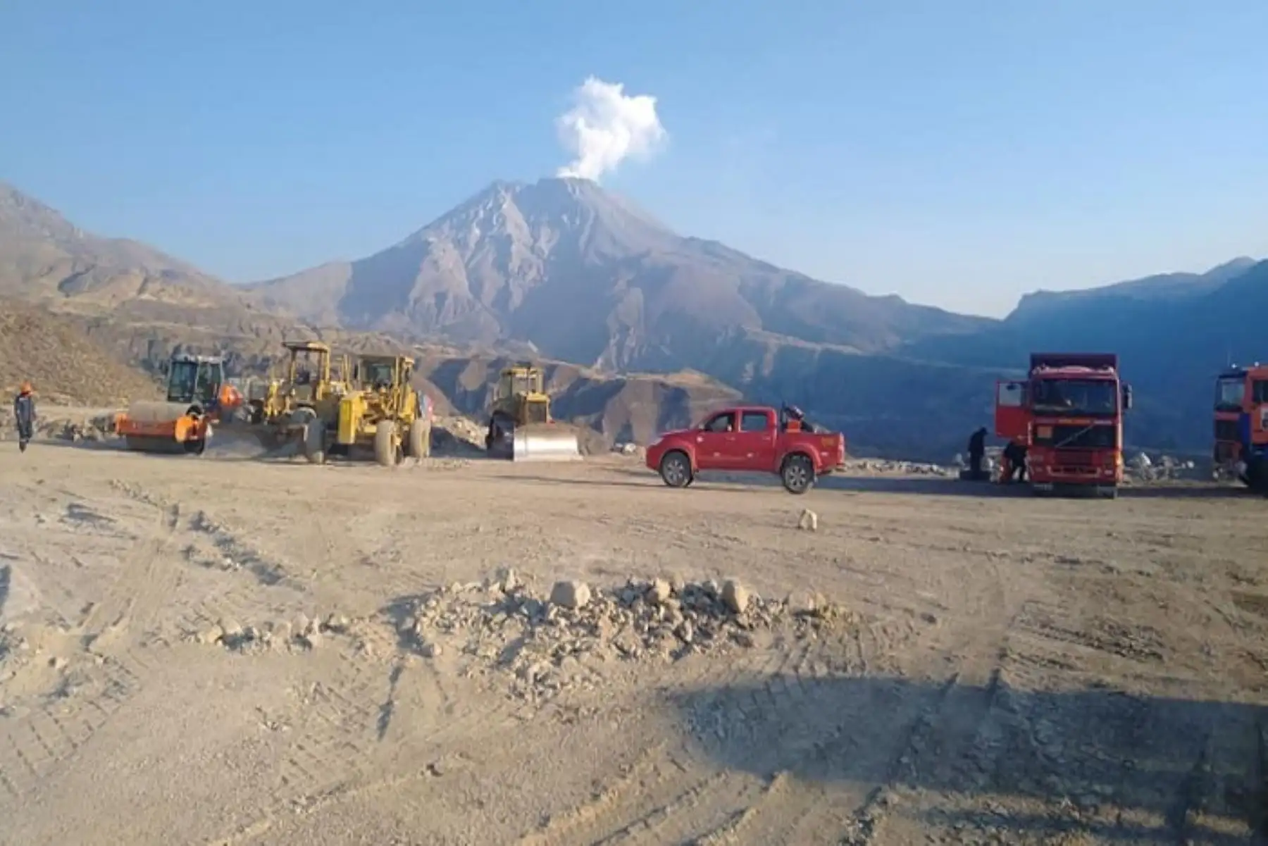 En unas siete hectáreas de terreno se instala el albergue de Siraguaya, adonde se evacuarán los pobladores de Ubinas (Moquegua).