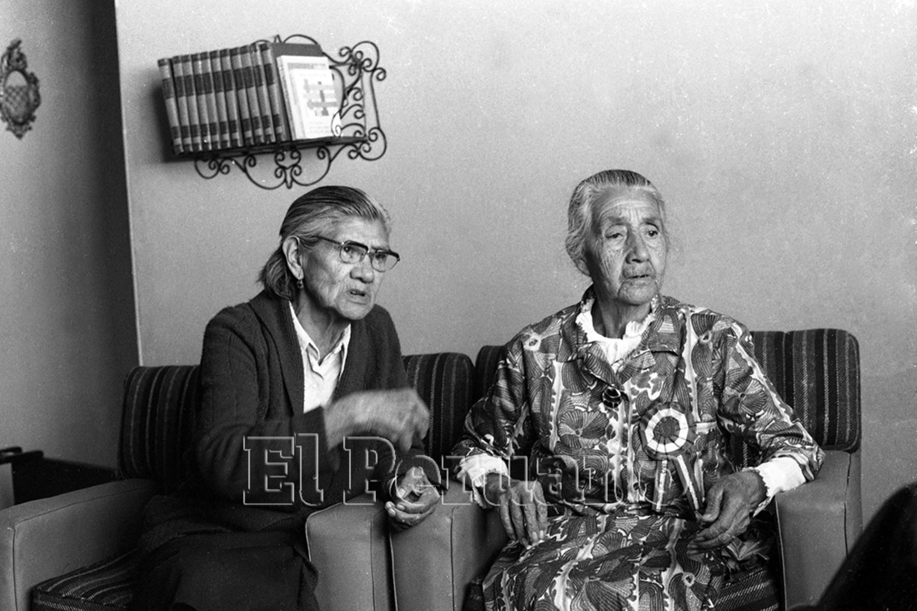 Tacna - 21 agosto 1979 / Las hermanas Daría y María Rosas Montealegre, nacidas en Arica la última década del siglo pasado que prefirieron perder todas sus pertenencias y propiedades con tal de seguir manteniendo la nacionalidad peruana. ANDINA