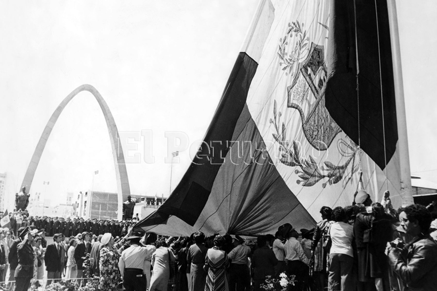 Tacna - 28 agosto 1977 / Izamiento de la Bandera Nacional delante del monumento que perenniza la memoria de Miguel Grau y Francisco Bolognesi durante la conmemoración del 48° aniversario de la reincorporación de Tacna a la Patria. ANDINA