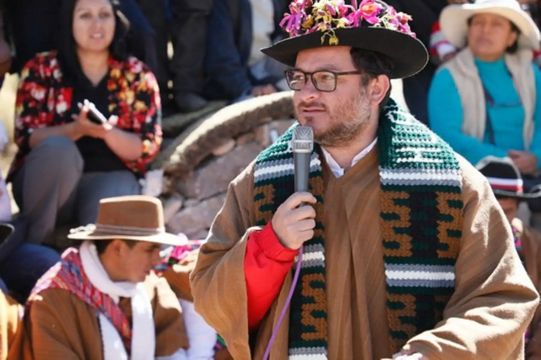 El ministro de Comercio Exterior y Turismo, Edgar Vásquez, anunció que se está trabajando con los gobiernos regionales de Ica y Huancavelica para establecer un circuito turístico que recorra ambas regiones y con ello poner en valor sus atractivos.