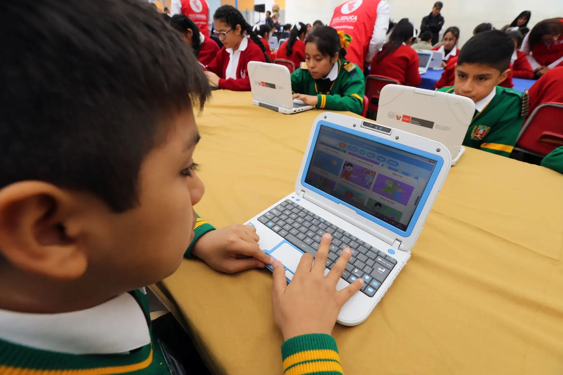 Escolares de diversos colegios de Lima aprenden programación y desarrollo de aplicaciones web con especialistas en Innovación y tecnología del Ministerio de Educación.  Foto: ANDINA/Norman Córdova   Foto: ANDINA/Norman Córdova