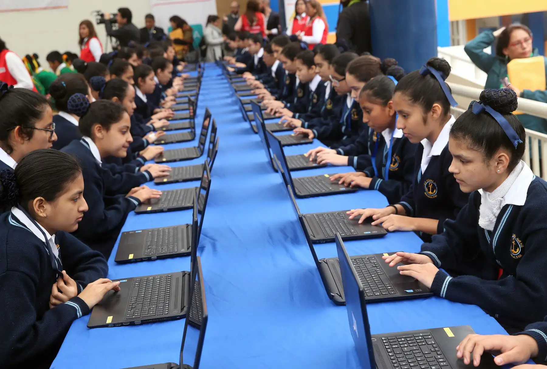 Escolares de diversos colegios de Lima aprenden programación y desarrollo de aplicaciones web con especialistas en Innovación y tecnología del Ministerio de Educación.  Foto: ANDINA/Norman Córdova   Foto: ANDINA/Norman Córdova