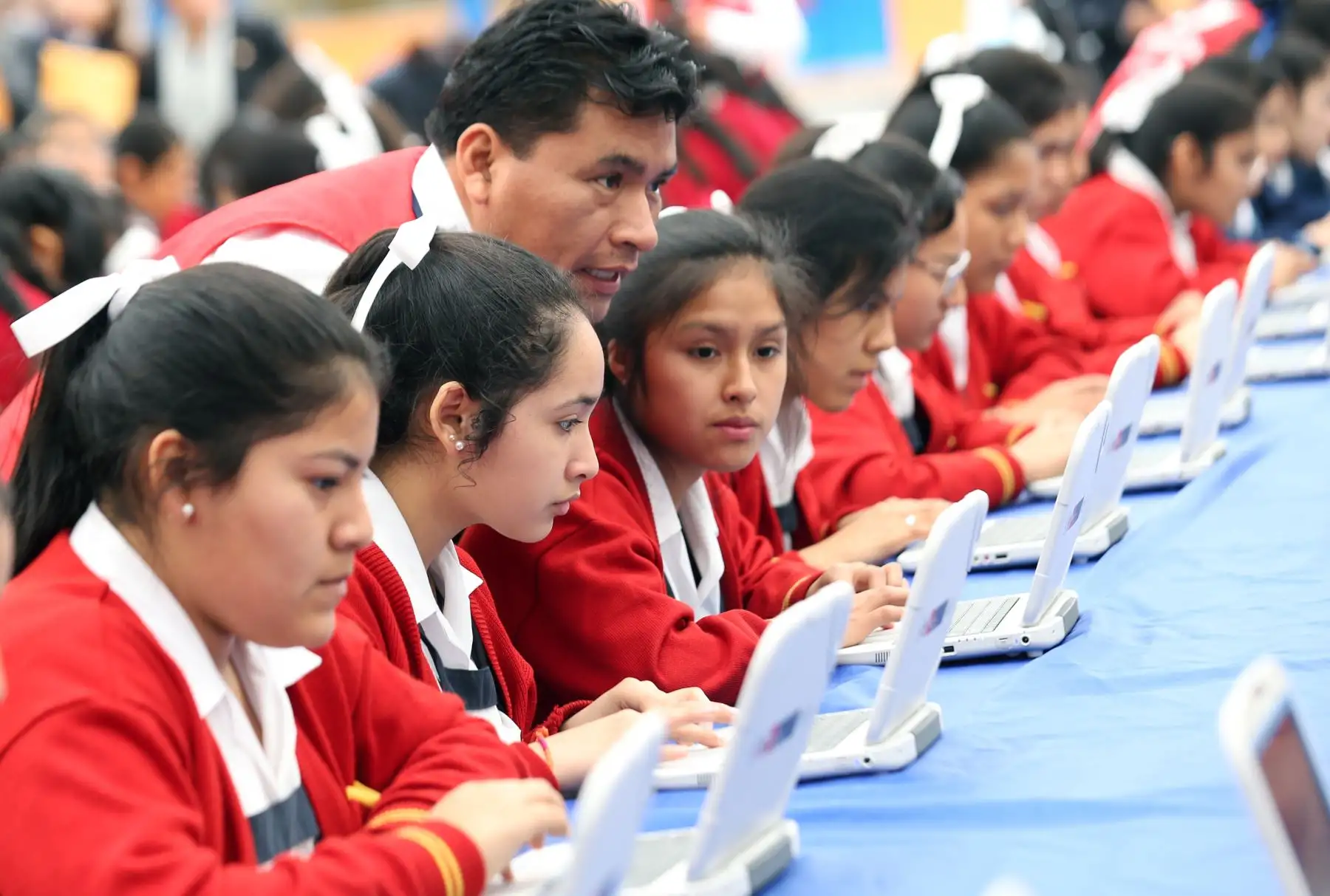 Escolares de diversos colegios de Lima aprenden programación y desarrollo de aplicaciones web con especialistas en Innovación y tecnología del Ministerio de Educación.  Foto: ANDINA/Norman Córdova   Foto: ANDINA/Norman Córdova