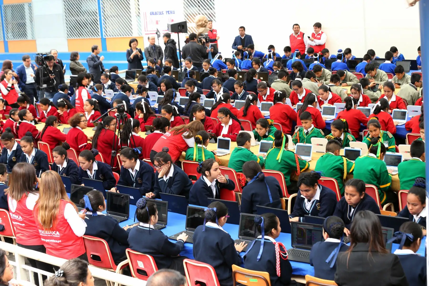 Escolares de diversos colegios de Lima aprenden programación y desarrollo de aplicaciones web con especialistas en Innovación y tecnología del Ministerio de Educación.  Foto: ANDINA/Norman Córdova   Foto: ANDINA/Norman Córdova