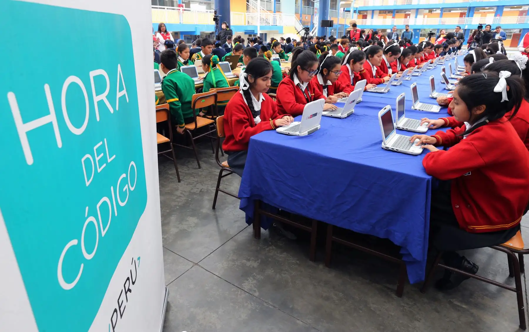 Escolares de diversos colegios de Lima aprenden programación y desarrollo de aplicaciones web con especialistas en Innovación y tecnología del Ministerio de Educación.  Foto: ANDINA/Norman Córdova   Foto: ANDINA/Norman Córdova