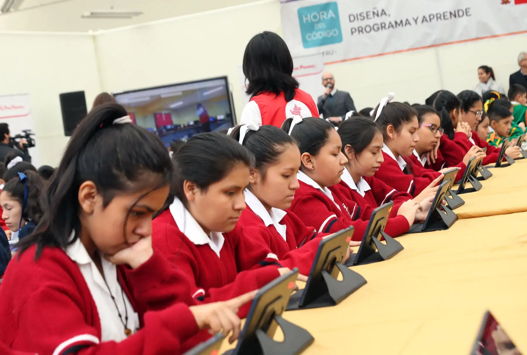 Escolares de diversos colegios de Lima aprenden programación y desarrollo de aplicaciones web con especialistas en Innovación y tecnología del Ministerio de Educación.  Foto: ANDINA/Norman Córdova