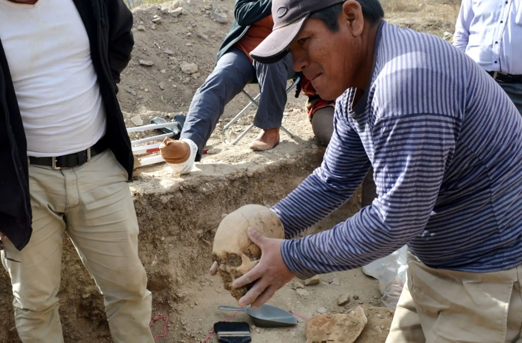 Un equipo de arqueólogos de la Universidad de Harvard y la Universidad Nacional Mayor de San Marcos, hallaron restos óseos de un antiguo poblador de la cultura Caxamarca, que habitó hace 1,500 años (Periodo Cajamarca Medio) en el sector Isconconga, ubicado a 7 kilómetros de la ciudad de Cajamarca. Foto: ANDINA/Eduard Lozano
