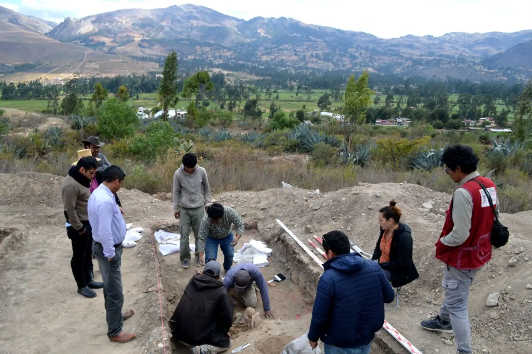 Un equipo de arqueólogos de la Universidad de Harvard y la Universidad Nacional Mayor de San Marcos, hallaron restos óseos de un antiguo poblador de la cultura Caxamarca, que habitó hace 1,500 años (Periodo Cajamarca Medio) en el sector Isconconga, ubicado a 7 kilómetros de la ciudad de Cajamarca. Foto: ANDINA/Eduard Lozano