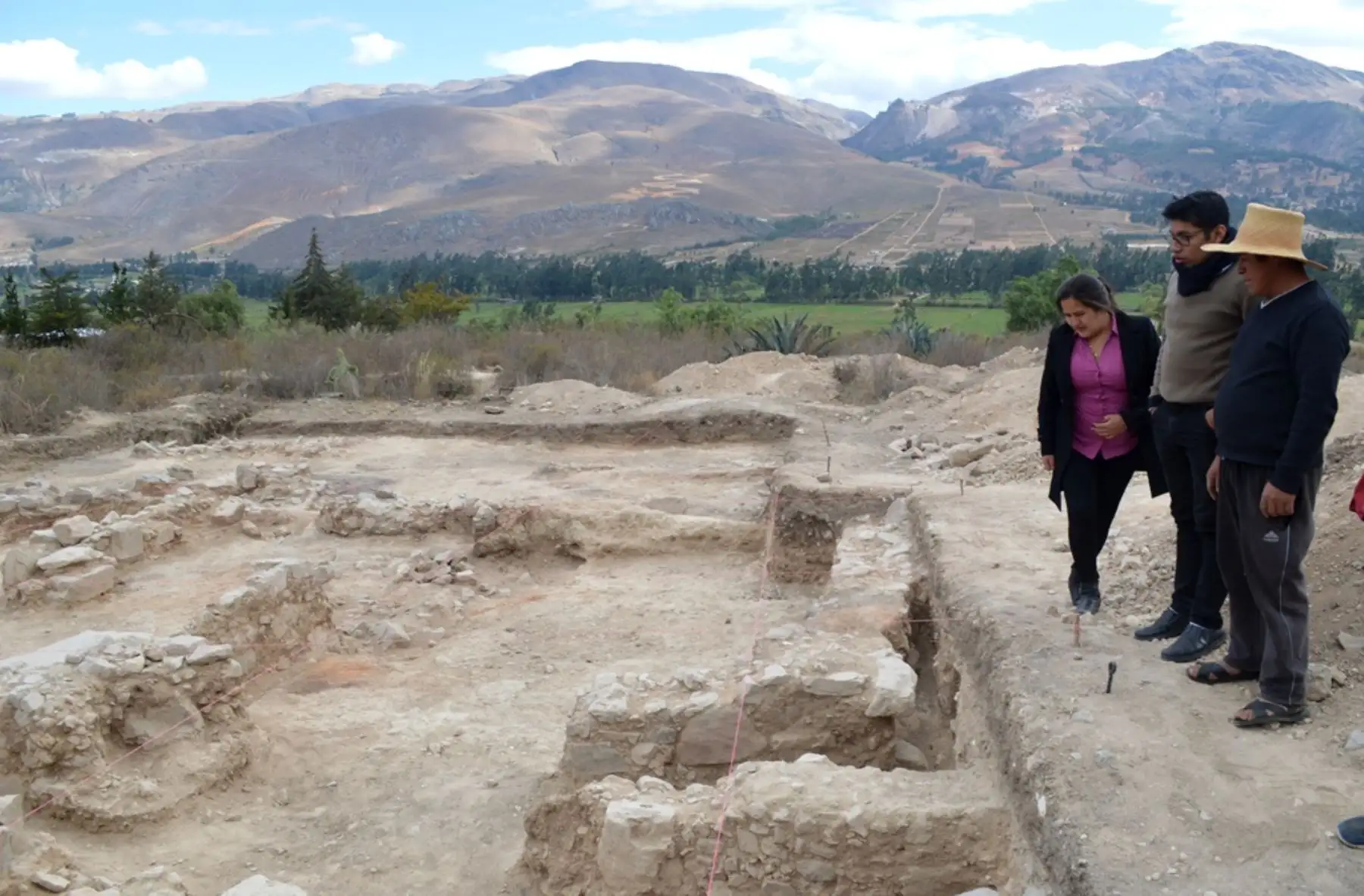 Un equipo de arqueólogos de la Universidad de Harvard y la Universidad Nacional Mayor de San Marcos, hallaron restos óseos de un antiguo poblador de la cultura Caxamarca, que habitó hace 1,500 años (Periodo Cajamarca Medio) en el sector Isconconga, ubicado a 7 kilómetros de la ciudad de Cajamarca. Foto: ANDINA/Eduard Lozano