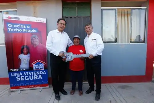 Presidente Martín Vizcarra y ministro de Vivienda, Construcción y Saneamiento, Miguel Estrada, entregan viviendas en Tacna. Foto: Cortesía.