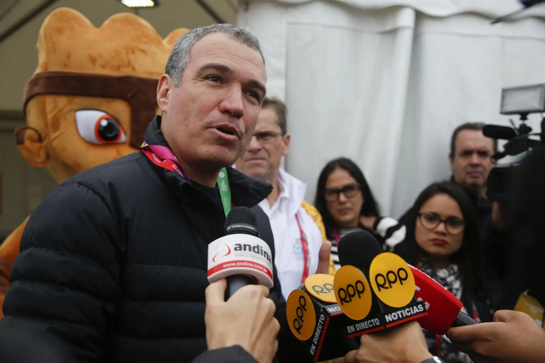 Premier Salvador del Solar visitó Polideportivo Villa el Salvador. Foto: ANDINA/Renato Pajuelo